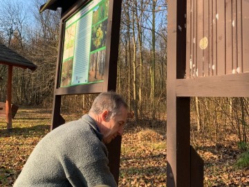 przygotowanie do ponownego montazu tablicy informacyjnej w tadzinie, 